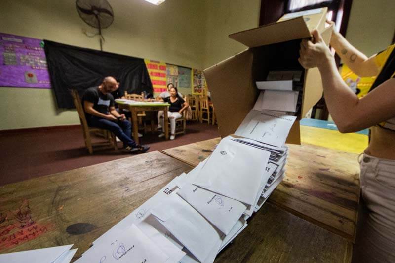 Faltando solo dos horas y media para el cierre electoral, el escrutinio provisorio alcanzó el 58,82 por ciento de las mesas de todas las provincias del país, y en la mayoría de ellas el proceso de conteo superaba el 80 por ciento.