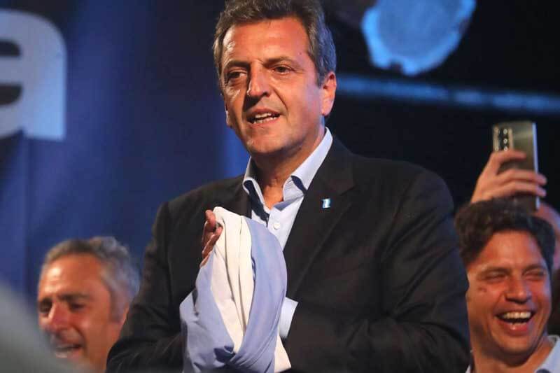 Anteriormente, esto aplicaba solo a ciertos sectores y con un límite del 25%. El cambio beneficia a todos los exportadores, incluyendo bienes y servicios, al otorgarles una mayor cantidad de pesos por sus ventas en comparación con el tipo de cambio oficial.