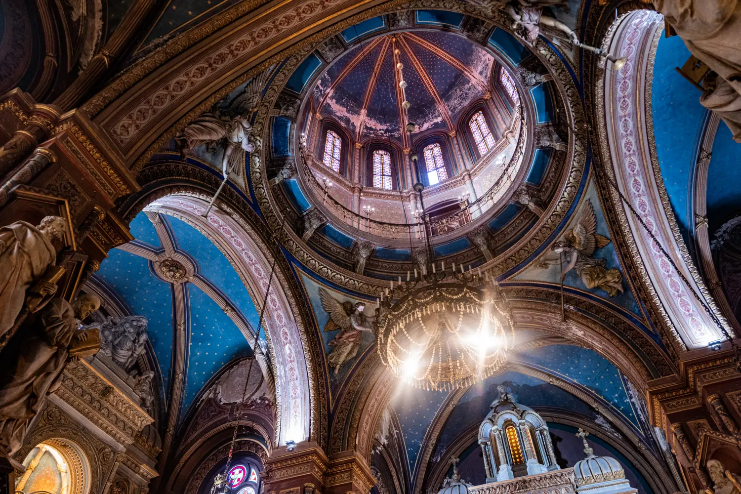 En los&nbsp;sectores superiores aparecen algunos de los elementos m&aacute;s trabajados de la iglesia: relieves, pinturas, molduras y una ornamentaci&oacute;n que permite observar la complejidad con la que fue concebido el edificio.
