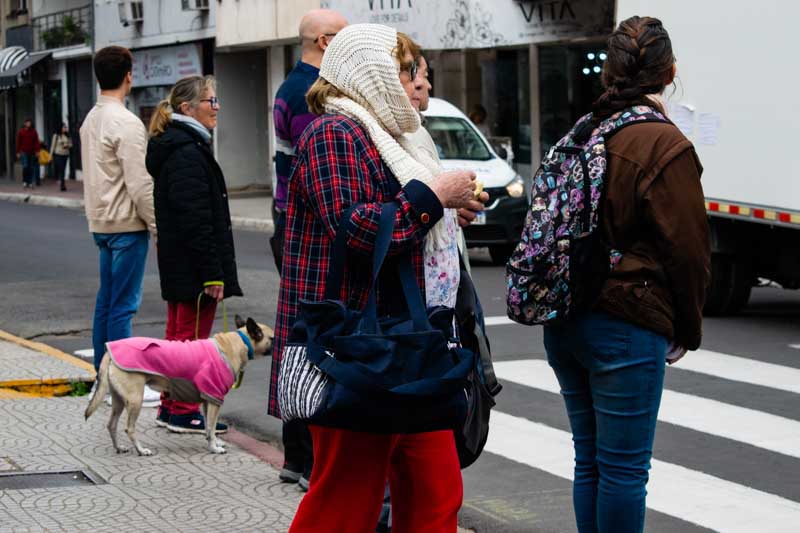 El centro del país y parte del litoral tendrán temperaturas máximas y mínimas muy polarizadas debido a la presencia de frentes fríos. En la región pampeana y el centro y sur de Buenos Aires, por la mañana habrá temperaturas bajas cercanas al cero, y por la tarde escalarán por arriba de los 20°C y, en algunos casos, cercanos a los 30°C.