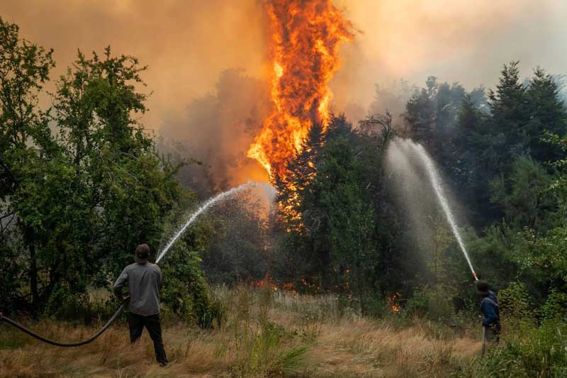 Desde los organismos que intervienen en la emergencia advirtieron que el fenómeno no implica la extinción de los incendios. Persisten focos activos en sectores de difícil acceso y con abundante material combustible, por lo que el operativo terrestre y aéreo continúa activo y bajo monitoreo permanente. Las autoridades remarcaron que el riesgo sigue siendo alto debido a la sequía acumulada y solicitaron a la población extremar precauciones y respetar las indicaciones oficiales.