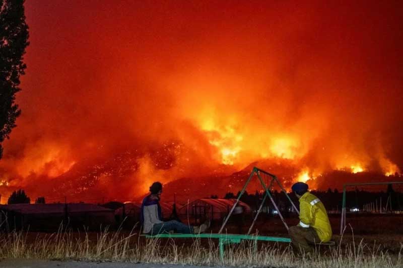 Los incendios forestales en la zona de Cholila y sus valles —El Rincón, El Blanco, El Cajón y Lago Rivadavia— mantienen en vilo a la cordillera de Chubut. El fuego ya consumió más de 40.000 hectáreas de bosque nativo y campos, destruyó tres viviendas y forzó el desplazamiento de crianceros que perdieron sus zonas de pastoreo. El panorama es crítico: para este jueves se esperan temperaturas superiores a los 30 grados y ráfagas de viento que podrían reavivar los focos y complicar las tareas de contención.