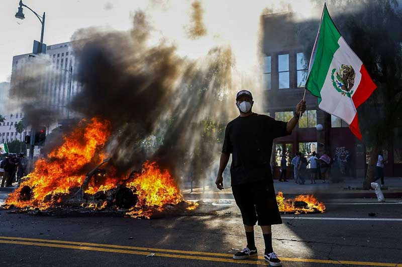 Las protestas sacudieron Los Ángeles y sus alrededores este fin de semana, tras una serie de redadas migratorias ordenadas por la administración de Donald Trump. El viernes fueron detenidas al menos 44 personas, lo que desató manifestaciones que terminaron con enfrentamientos entre manifestantes y fuerzas policiales, y con decenas de arrestos.