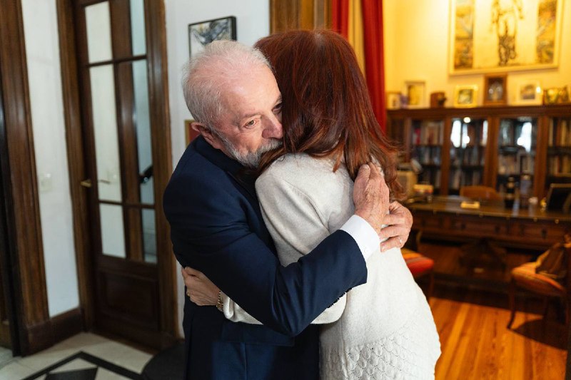 El encuentro entre ambos finalizó luego de una hora, en la que Lula sostuvo que Brasil “se compromete a retomar y profundizar” el objetivo de crear una agencia para “combatir la delincuencia organizada transnacional”, como propuso Argentina, y recalcó: “Daremos seguimiento a la declaración sobre integración y seguridad energética”. También tocaron el tema de la explotación unilateral británica de los recursos naturales en las Malvinas.