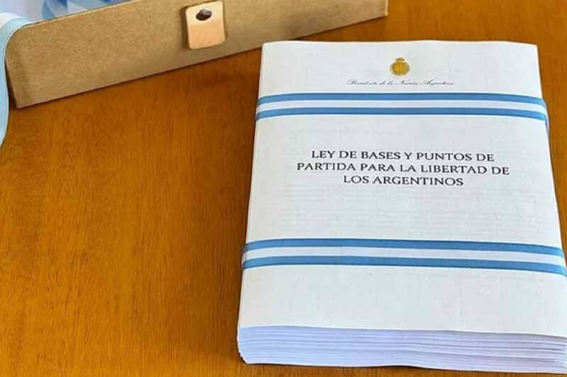 El FNA no cerrará, como lo plantea la ley ómnibus, pero se buscarán mecanismos para mejorar su situación económica, incluyendo que los directores sean ad-honorem y que los gastos no superen el 20% de los ingresos. Otras instituciones como INAMU y CONABIP tendrán restricciones similares.