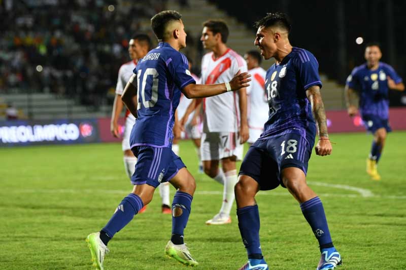 En un partido trabado y con un manejo de la pelota compartido, Valentín Barco, recién a los 5 minutos del segundo tiempo, tuvo un destello de su habilidad acostumbrada y presionó hasta que le cometieron un penal, que fue convertido en gol por Almada, el volante de River.