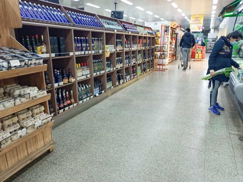 Durante el primer semestre de 2024, el acumulado de las canastas aumentó un 58,91% y un 52,41%, respectivamente, debido a las subas en tarifas de servicios y productos básicos. Si bien hubo una desaceleración en los precios de los alimentos, por la retracción del consumo, el incremento en la canasta básica total se mantendrá por las subas en las tarifas y la quita de subsidios.