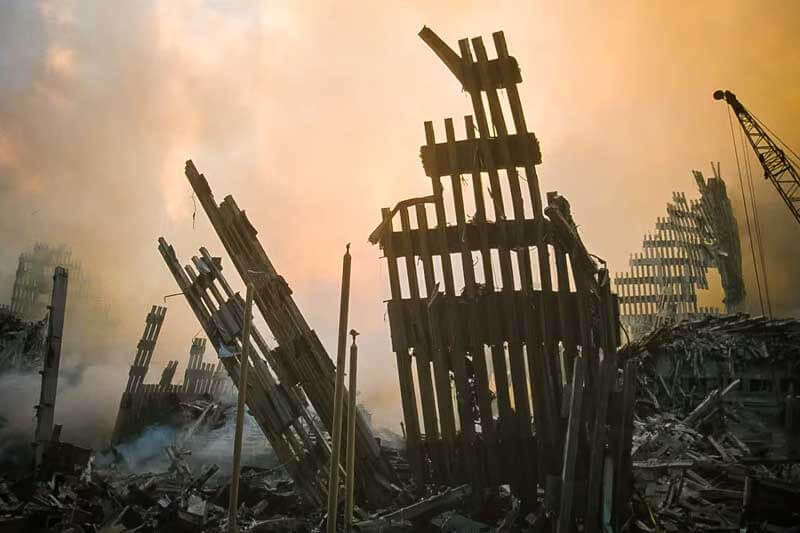 Los escombros del World Trade Center estuvieron varios meses recordando el atentado, hasta que fueron removidos. Hoy hay una fuente en homenaje a las víctimas. 