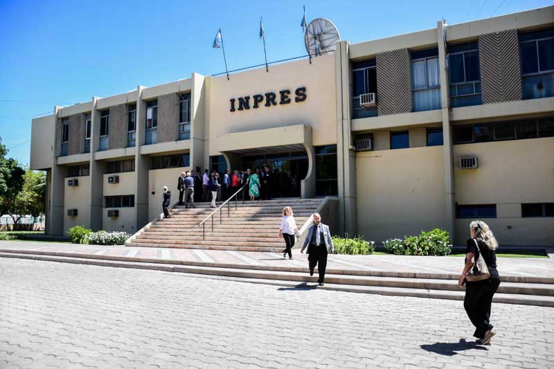 También se dispuso la fusión del Instituto Nacional de Prevención Sísmica (Inpres) con el Servicio Geológico Minero Argentino (Segemar), con el objetivo de mejorar la eficiencia en la gestión de riesgos naturales. En el área ganadera, se eliminaron regímenes de promoción vinculados a ovinos, caprinos, búfalos y gusanos de seda, por considerarse obsoletos frente al actual escenario productivo.