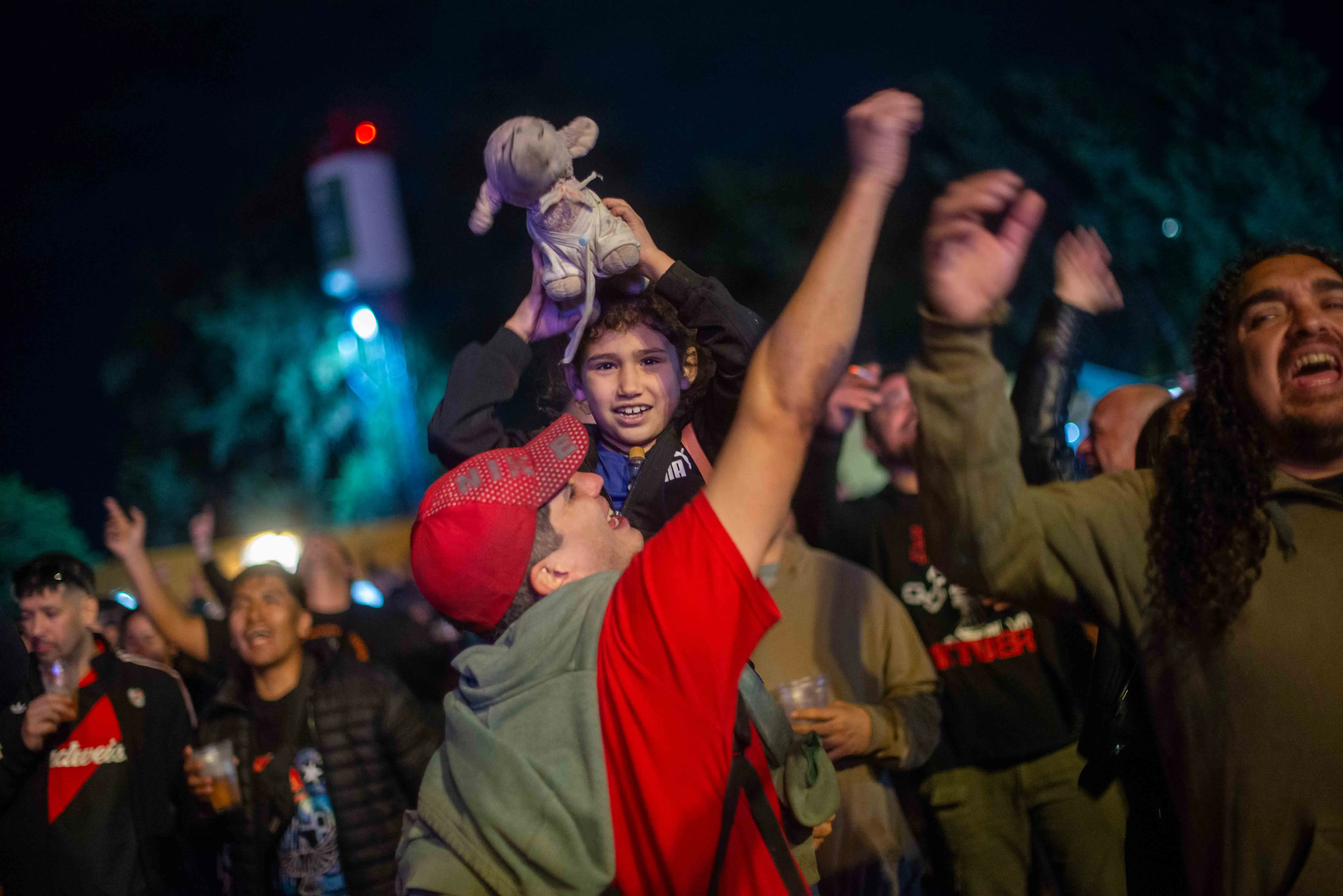 Las canciones también se vivieron lejos del escenario. Entre saltos, banderas y brazos levantados, los seguidores acompañaron el recital y volvieron visible la dimensión colectiva de una banda cuya popularidad se construyó durante años principalmente a través de sus propios seguidores.
