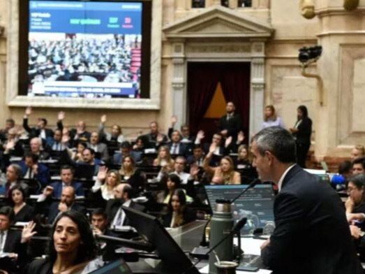 El proyecto establece que si una medida de fuerza se extiende entre uno y dos días deberá instrumentarse una guardia mínima del 30% de docentes y no docentes, y que si la huelga se prolonga por más de tres días esa guardia “deberá contemplar un 50% de asistencia de la nómina de personal directivo, docente y no docente” en todas los niveles y modalidades educativas.