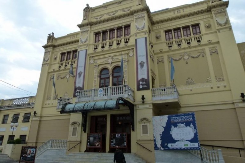 Las entradas ya están a la venta mediante weepas.ar y en la boletería del teatro Juan de Vera, ubicado en San Juan 637, de lunes a sábados de 9 a 13 horas y de 17 a 21 horas, los montos varían según el show elegido. Para clientes del Banco de Corrientes con tarjeta de crédito Visa se pueden adquirir con un 20% de descuento, con tope de reintegro de $20.000 y hasta en 3 cuotas sin intereses.