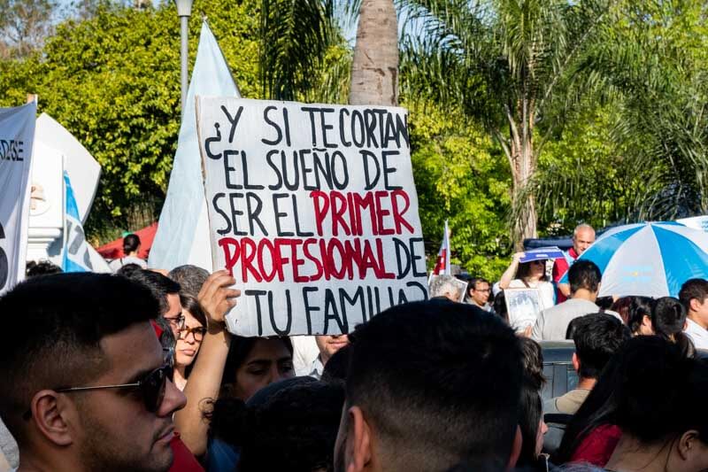 Este ajuste se enmarca en un contexto de tensión entre el Gobierno y las universidades tras el veto presidencial a la ley de financiamiento universitario. El conflicto continúa mientras el Ejecutivo intenta negociar con el gremio y destrabar la situación salarial.