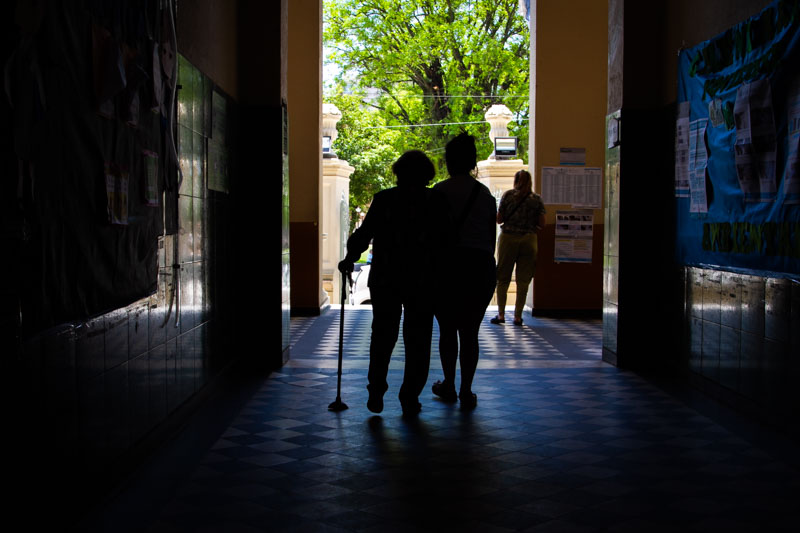 Adultos mayores sorprendieron en Corrientes al participar activamente en las elecciones, aunque no están obligados a votar.