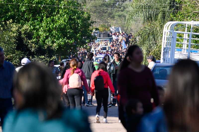 La masiva procesión, donde se mezclaba la gente de a pie y a caballo, recorrió las calles del pueblo, hasta el momento de presentarse a la misa.