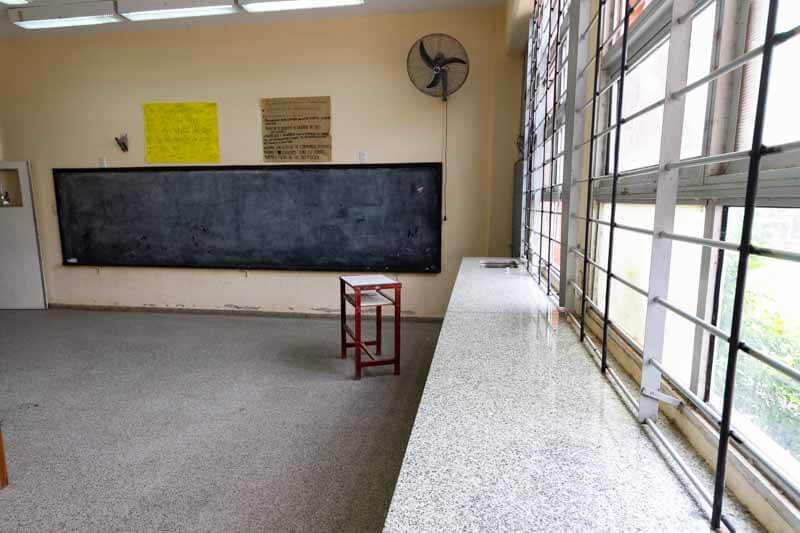 Hoy fueron seis las aulas que no tuvieron alumnos durante la mañana, y se recibieron algunos bancos.