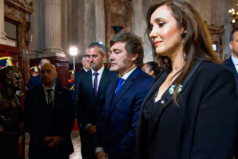 Durante su exposición el mandatario defendió la propiedad privada como “piedra angular” de la economía y sostuvo que la meta es construir una estructura jurídica para los próximos 50 años. El discurso estuvo atravesado por fuertes cruces con la oposición, a la que cuestionó desde el recinto en varios pasajes de su intervención.