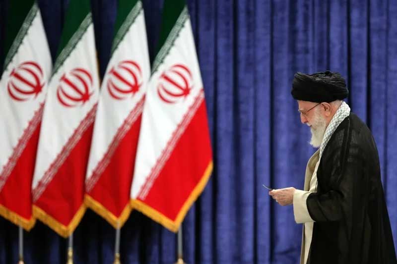 El embajador iraní ante Naciones Unidas en Ginebra, Ali Bahreini, afirmó este miércoles que las instalaciones nucleares de Irán no sufrieron daños significativos tras los ataques israelíes. Sin embargo, advirtió que no puede descartarse una eventual fuga radiactiva que afecte a países vecinos, en un contexto de creciente tensión regional.

Bahreini aseguró que la planta de enriquecimiento de uranio de Natanz no fue alcanzada gracias a las medidas de protección implementadas con antelación.