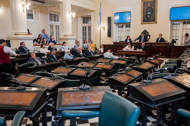 Tras la jura, el cuerpo procederá a la elección de la Mesa Directiva, definiendo los cargos de Vicepresidente 1°, Vicepresidente 2° y Vocales, quienes también asumirán en el acto. La sesión, que seguirá las instancias protocolares habituales como constatación de quórum e izamiento de banderas, representa un paso institucional clave previo al inicio de las sesiones ordinarias del Senado provincial.