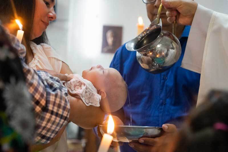 Los feligreses renuevan las promesas bautismales y es un momento propicio para el inicio de la vida cristiana de los nuevos miembros de las familias. 