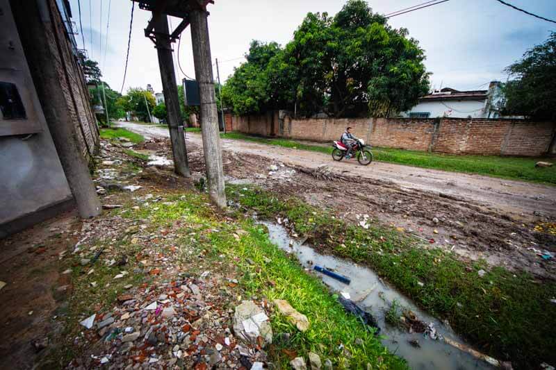 Basura y agua estancada. Es buena la llegada del fresco a la ciudad, para evitar que ese cóctel siga sumando contagios de dengue, pero no evita otro tipo de contaminaciones ni el olor nauseabundo.