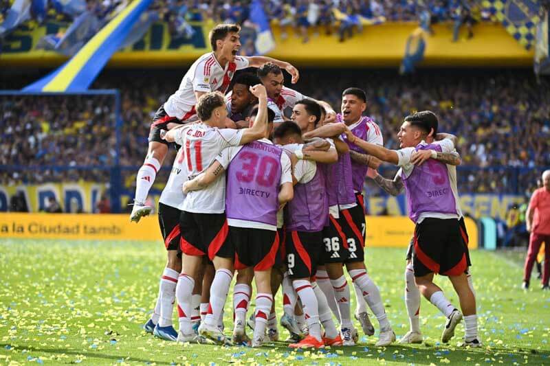 Boca buscó la paridad en la segunda mitad, y en los minutos finales se desató la polémica cuando Milton Giménez tocó la pelota con la mano antes de que esta entrara en el arco de Franco Armani. Tras la revisión del VAR la anulación aseguró la victoria de River.