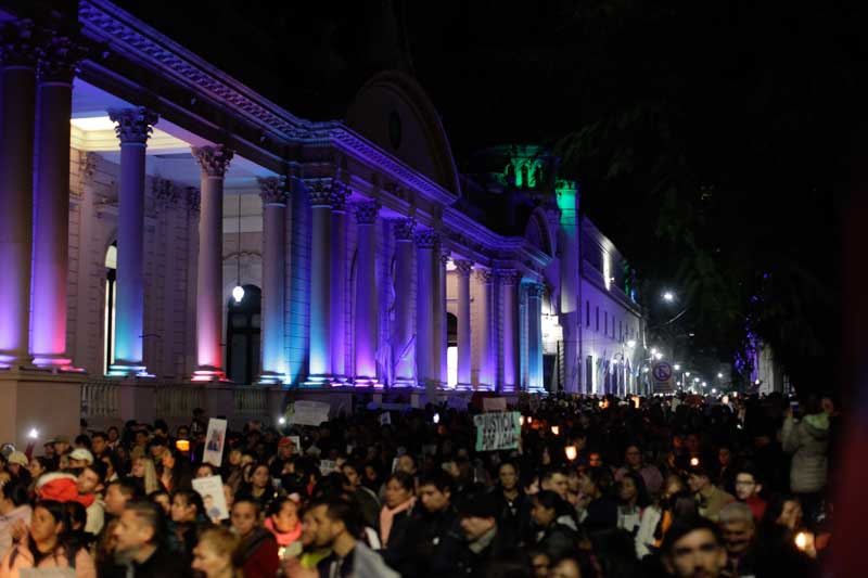 Los manifestantes ocuparon siete cuadras en la zona céntrica de la ciudad, bloqueando la calzada y las veredas durante todo el recorrido. Portando antorchas y pancartas, expresaron su indignación.
