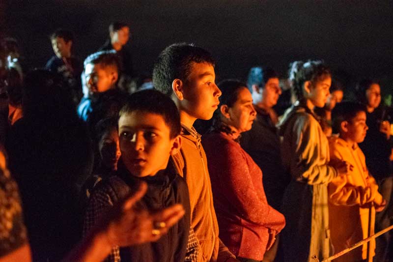 La juventud toma el protagonismo durante la celebración, disfrutando de juegos, música y delicias culinarias alrededor de las cálidas llamas de la fogata.