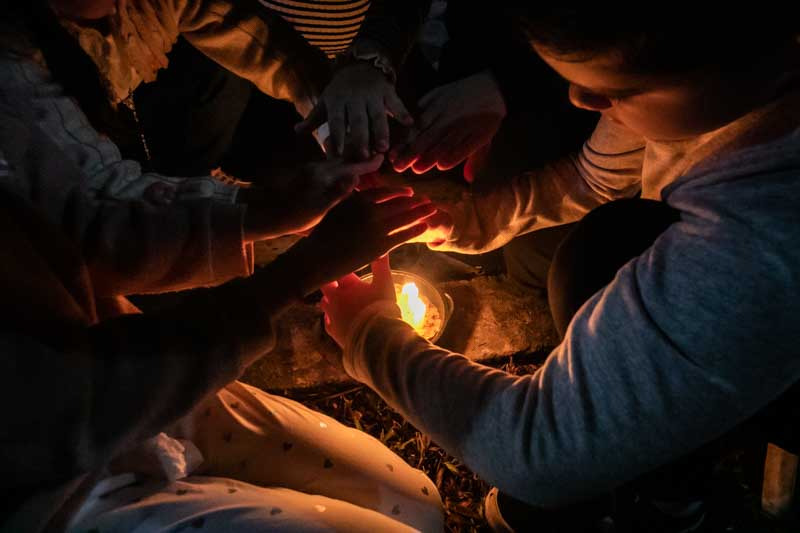 Durante la noche pudieron verse velas agrupadas de distintas maneras: tres por la Santísima Trinidad, siete por las puntas de Corrientes o una por cada integrante del hogar.