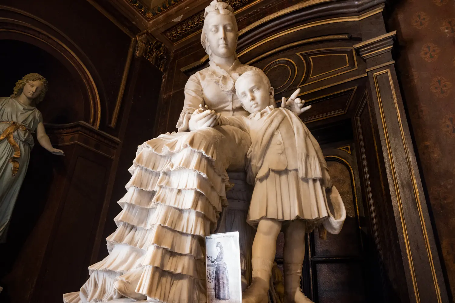 La escultura que representa a Felicitas Guerrero junto un ni&ntilde;o introduce la historia que dio origen al templo. Perteneciente a una familia acomodada de Buenos Aires, Felicitas atraves&oacute; un matrimonio impuesto, enviud&oacute; muy joven y perdi&oacute; a sus hijos antes de intentar reconstruir su vida.
