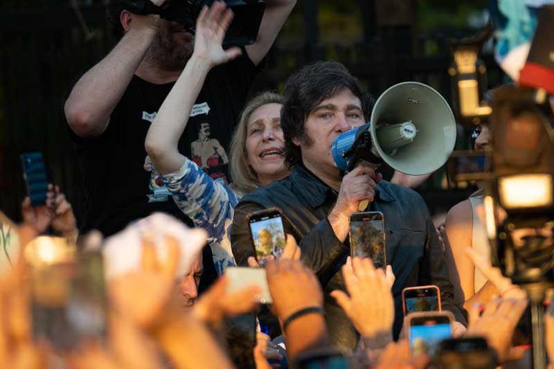 En su discurso, insistió en mantener el rumbo de los cambios impulsados por su gobierno y advirtió que retroceder significaría “volver al narcoestado”.