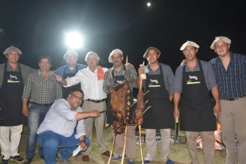 El sábado mostrarán su repertorio Los Criollos de Lavalle, luego se hará la coronación de la reina y actuarán conjuntos locales, seguirá la premiación de los mejores asadores y cerrará La Cumbiera. Ya el domingo 9 de noviembre, el predio estará abierto desde las 18 horas con entrada libre y gratuita. En el escenario actuarán Josefina Ortiz y cerrará la consagrada Paola Belén 