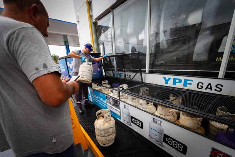 El impacto real en los bolsillos oscilará entre los $960 y los $11.300, dependiendo del nivel de consumo y la categoría del hogar. Para los usuarios residenciales de menor consumo (R1), que representan el 42% del padrón, las subas promedio rondarán entre $1.000 y $3.000. En contraste, el 30% de los hogares con mayor demanda enfrentará los ajustes más altos, con incrementos que parten desde los $2.900. Con esta medida, el Ejecutivo busca estabilizar el sistema tarifario antes del inicio de la temporada de alta demanda estacional.