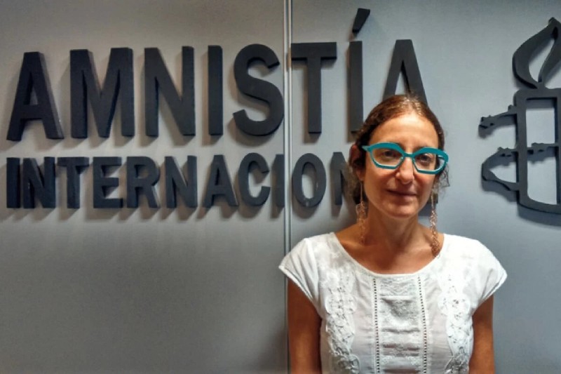 Mariela Belski (foto), directora ejecutiva de la organización internacional de derechos humanos, declaro: “Es inaceptable que el ministro de Justicia de la Nación posicione su mirada personal y subjetiva por encima de lo que establece nuestra Constitución nacional y los tratados internacionales en materia de derechos humanos, que tienen jerarquía constitucional”.