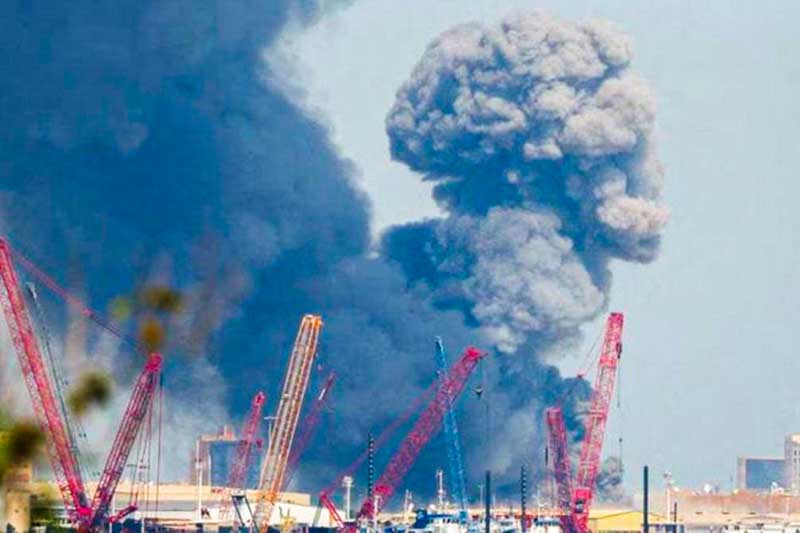 La expansión del conflicto alcanzó además a Kuwait, Qatar, Emiratos Árabes Unidos y Bahréin, con ataques contra bases y activos vinculados a Estados Unidos, así como a infraestructura energética. Un dron impactó en la base británica de Akrotiri, en Chipre, marcando la extensión hacia Europa. El recrudecimiento de las acciones militares afecta el transporte marítimo en el Golfo y mantiene cerrados aeropuertos clave de la región, mientras crece la alarma internacional ante el riesgo de una guerra regional de gran escala.