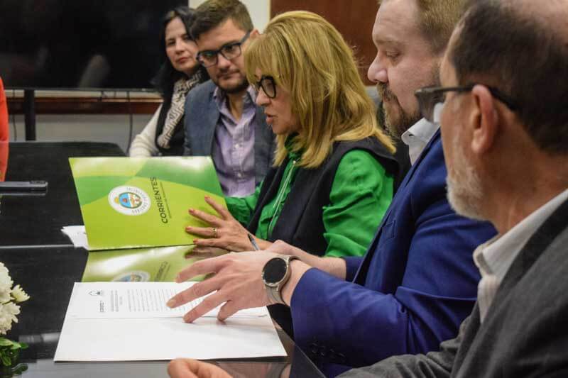 La ministra de Educación, Práxedes López, y Guillermo Krumpeter, apoderado de la empresa Tipoití SA, firmaron el acuerdo para la creación del curso, que funcionará como prueba piloto y contará con certificación a nivel nacional.