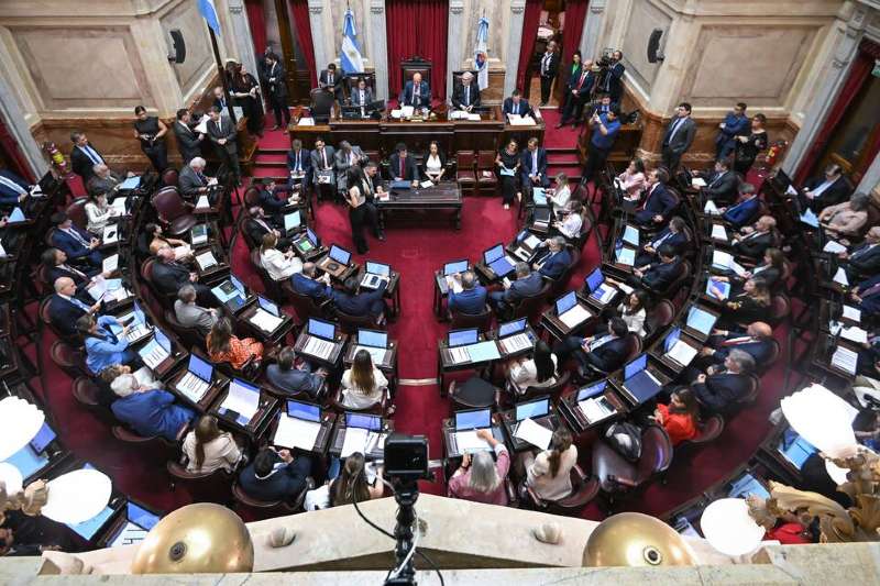 Por el rechazo se pronunciaron Maximiliano Abad, Jorge Capitanich, José Carambia, Andrea Cristina, Eduardo De Pedro, Juliana Di Tullio, Anabel Fernández Sagasti, María González, María Victoria Huala, Alicia Kirchner, Daniel Kroneberger, Marcelo Lewandowski, Carlos Linares, Cándida López, María Florencia López, Juan Manzur, Ana Marks, José Mayans, Mariano Recalde, Jesús Rejal, Fernando Salino, Martín Soria, Edith Terenzi, Alejandra Vigo y Gerardo Zamora. La única abstención correspondió a Julieta Corroza. 