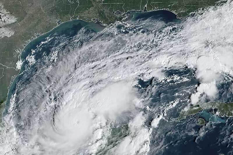 El huracán, con la categoría 4, avanza hacia la costa oeste, generando preocupación por sus vientos superiores a los 250 km/h y marejadas ciclónicas peligrosas. El Centro Nacional de Huracanes advirtió sobre su potencial destructivo, afectando áreas densamente pobladas, como Tampa.