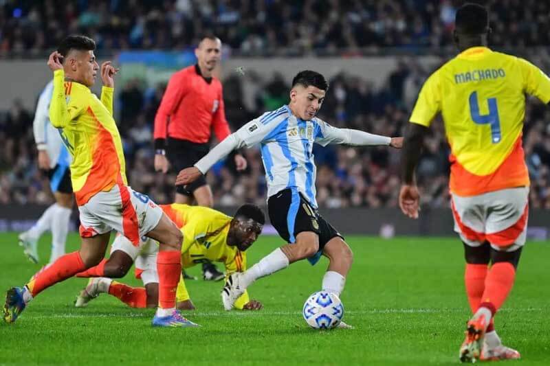 El partido tuvo momentos calientes: Enzo Fernández fue expulsado tras una violenta infracción que dejó sangrando a Kevin Castaño. Scaloni apostó por cambios profundos, incluso reemplazó a Messi, pero Argentina mantuvo la compostura con diez jugadores.