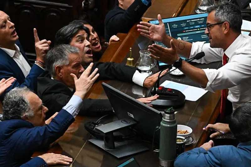 En el detalle de la votación el oficialismo logró imponer más de 200 artículos, destacando cambios en las indemnizaciones y la creación del Fondo de Asistencia Laboral (FAL). Este sistema se financiará con aportes patronales del 1% para grandes empresas, y del 2,5% para pymes para cubrir despidos. El Gobierno busca ahora acelerar el dictamen en comisiones del Senado, con el objetivo de lograr la sanción definitiva antes de que comience marzo.