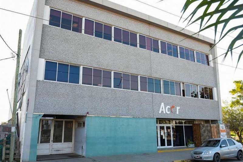 El Centro Emisor de Licencias, la Caja Municipal de Préstamos y las Salas de Atención Primaria de la Salud no brindarán atención en ambos feriados. El Tribunal de Faltas no abrirá sus puertas el miércoles 1, pero ofrecerá guardia el viernes 3 de mayo de 8 a 16 horas, exclusivamente para trámites de retiro de vehículos de la vía pública. Los paseos de compras de El Piso y del puerto permanecerán cerrados el 1 de mayo, retomando su actividad normal el 3. Las ferias de la ciudad estarán disponibles ambos días en diferentes ubicaciones.