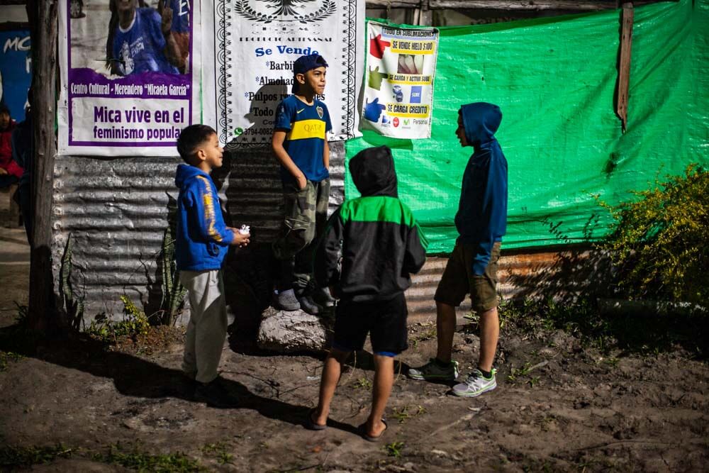 El barrio está a casi una hora en transporte público, desde el casco céntrico de la capital correntina, pero para muchos de estos niños, salir de su entorno es raro. El lugar se convierte en su refugio, un espacio donde pueden merendar, jugar y compartir.