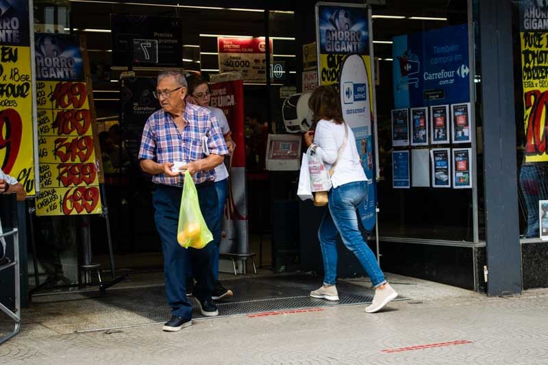 En términos interanuales, la canasta básica total mostró un incremento del 176,79%, equivalente a $565.524,71, y la alimentaria subió un 165,72%. Dentro de los rubros analizados, los productos con mayores aumentos son el hígado (28%), el salame (23,46%) y el zapallo (15,38%).