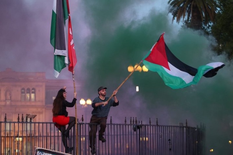 Jóvenes estudiantes se posicionaron frente a la Casa Rosada levantando banderas de Palestina, y durante la movilización una de las exigencias más visibilizadas fue poner fin a “esta barbarie” que se cobró la vida de casi 70.000 personas, según las cifras oficiales, incluyendo a más de 20.000 niños. Esta convocatoria se vio generalizada en el resto del mundo, principalmente en Italia, Países Bajos, Francia, Alemania o el Estado español.