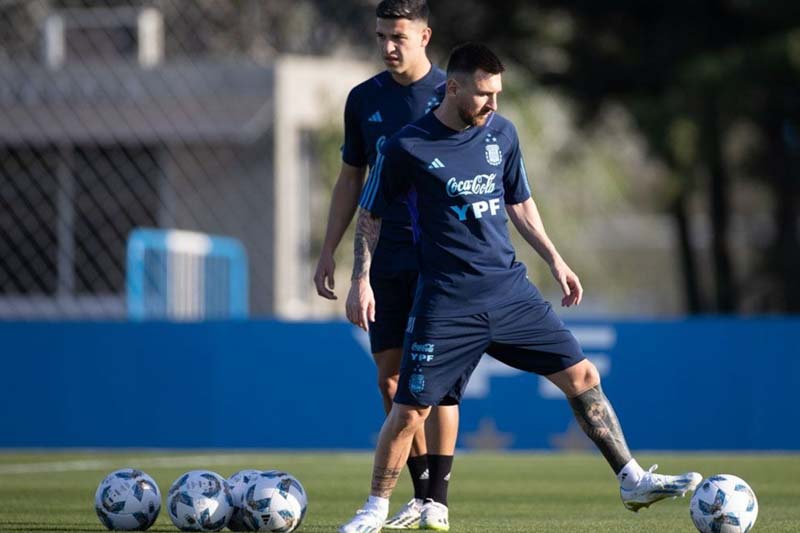 El probable once estaría formado por Dibu Martínez; Nahuel Molina, Cristian Romero, Nicolás Otamendi, Nicolás Tagliafico; Rodrigo De Paul, Enzo Fernández, Alexis MacAllister; Lionel Messi, Nicolás González y Lautaro Martínez o Julián Álvarez.