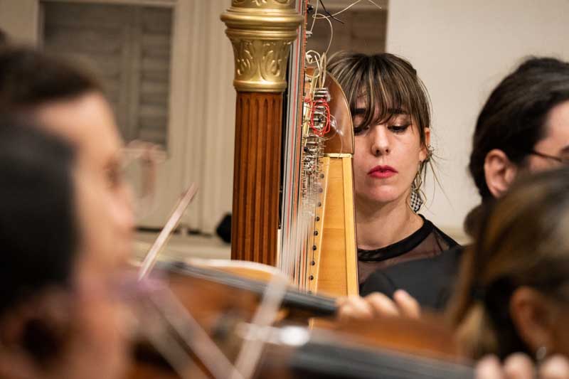 El compromiso con la música y la pasión de cada integrante de la orquesta fueron elementos claves que aportaron profundidad y diversidad al concierto.