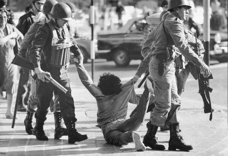 Una oratoria que tuvo puntos de referencia medio siglo después, ya que repetía la suspensión de paritarias, la caída de la industria manufacturera y el endeudamiento público y privado, y provenía del vocero económico de un aparato represor que sumó asesinatos, violaciones, torturas, secuestros o el exilio. Las organizaciones de derechos humanos, los sindicatos, el movimiento estudiantil, los movimientos sociales y muchos partidos políticos hacen referencia a miles de detenidos desaparecidos, que fueron víctimas y cuya presencia en la sociedad actual se invoca en cada conmemoración al grito “30.000 detenidos-desaparecidos ¡Presentes! ¡Ahora y siempre!”.