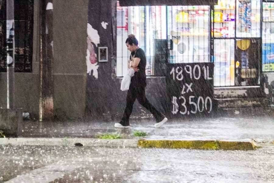 lluvia -  agua  -  clima  -  nublado -  calles  -  inundadas  -  corrientes 