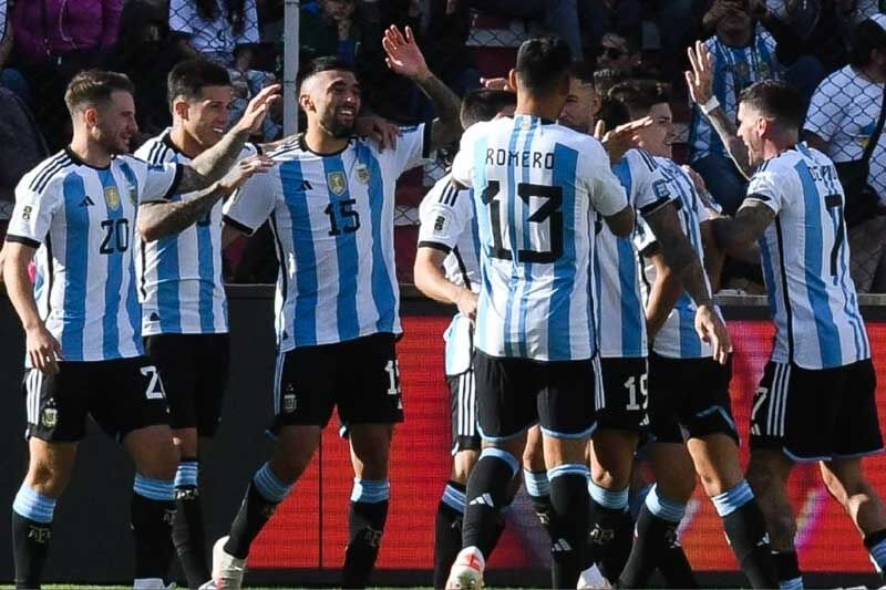 Lionel Scaloni confirmó a los convocados para afrontar los partidos contra Chile el 5 de septiembre (en el Monumental) y contra Colombia el 10 en el estadio cafetero, y lo más destacado es la ausencia de Lionel Messi, ya que todavía no se recuperó de la lesión sufrida en la final de la Copa América. También sobresalen las apariciones de Giuliano Simeone, Valentín Carboni, Ezequiel Fernández y Valentín Castellanos. Por lo pronto, los albiceleste lideran las posiciones con 15 puntos, les sigue Uruguay, con 13, y Colombia, con 12.