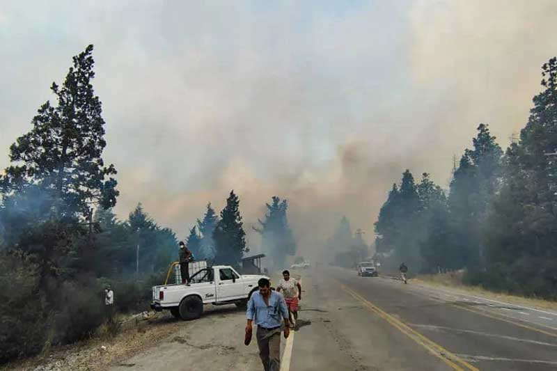 El gobernador Alberto Weretilneck denunció que el incendio fue intencional y prometió medidas para encontrar a los responsables. Mientras tanto, brigadistas enfrentan condiciones extremas en sectores de difícil acceso, lo que complica las tareas de extinción y el uso de medios aéreos. La situación sigue siendo crítica.